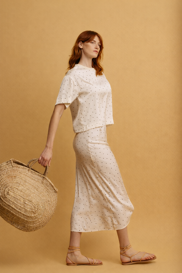 Duni חולצה לבנה מנוקדת בגזרת טי שרט קרופ מבד סאטן מייקרופייבר איכותי משכית 