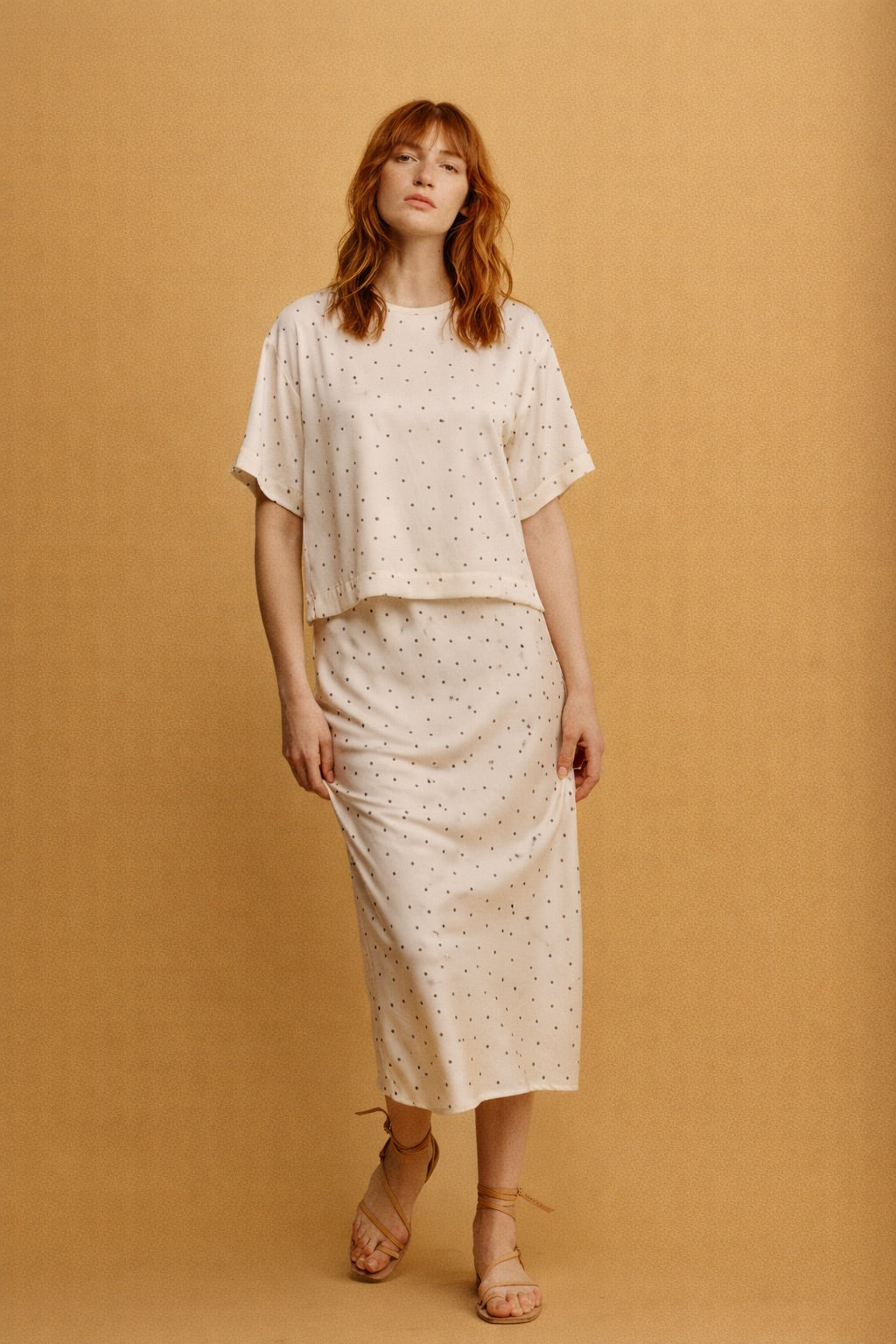 Eden חצאית מידי לבנה מנוקדת בגזרה ישרה מבד סאטן מייקרופייבר איכותי משכית