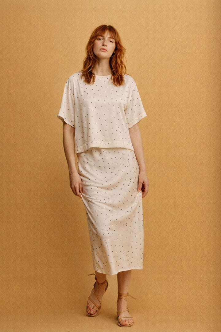 Eden חצאית מידי לבנה מנוקדת בגזרה ישרה מבד סאטן מייקרופייבר איכותי משכית