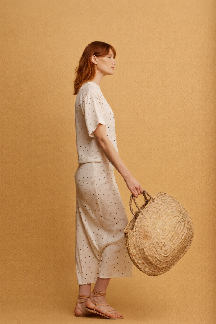 Duni חולצה לבנה מנוקדת בגזרת טי שרט קרופ מבד סאטן מייקרופייבר איכותי משכית 