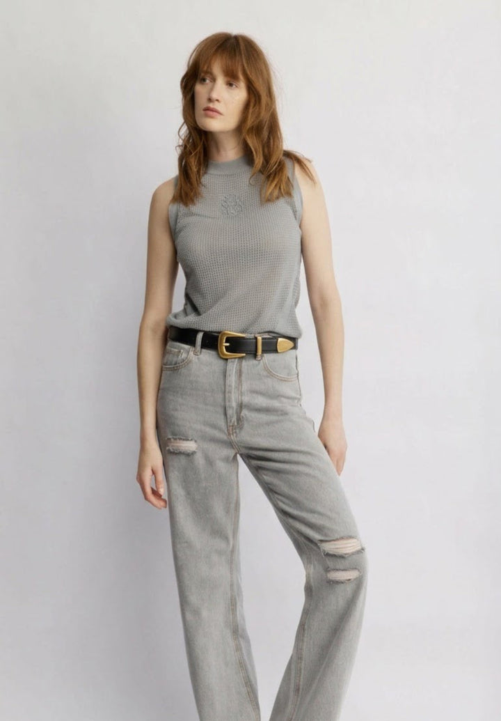 Inna חגורת עור שחורה בעלת אבזם עבה זהב משכית