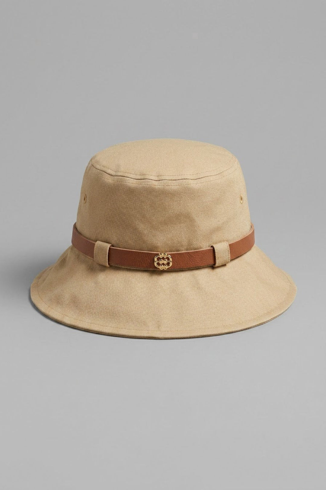 Drew כובע טמבל קרם בעל רצועת עור עדינה ולוגו מוזהב בחזית משכית