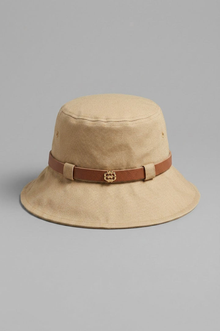 Drew כובע טמבל קרם בעל רצועת עור עדינה ולוגו מוזהב בחזית משכית