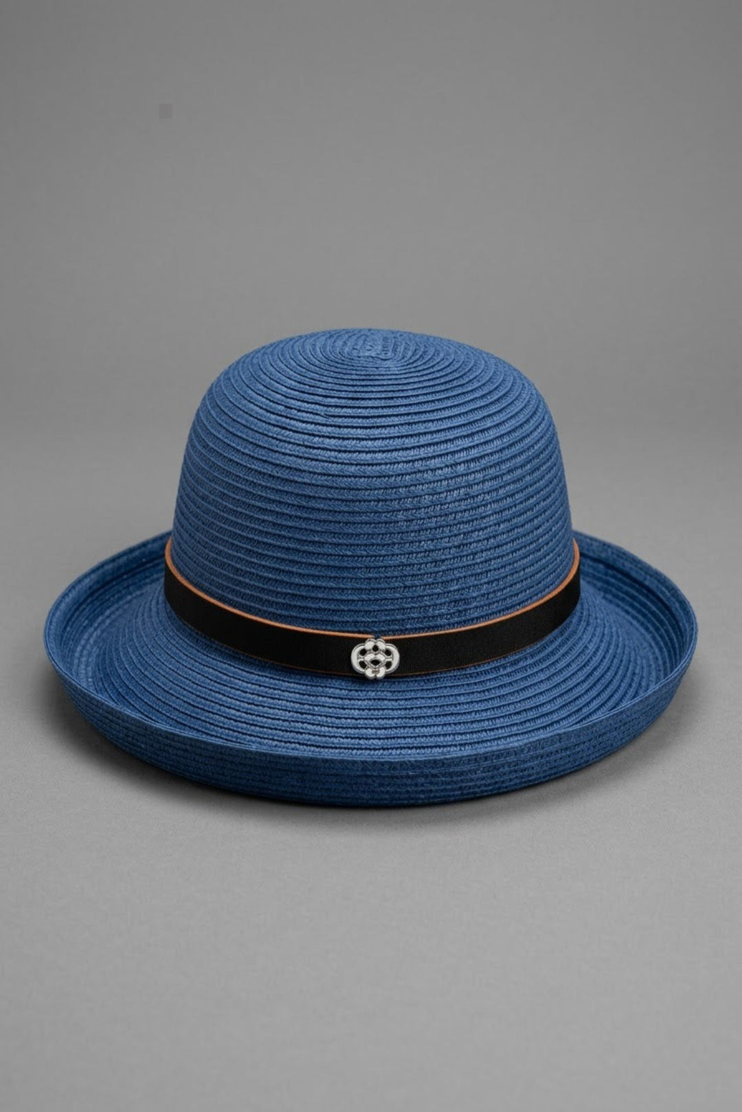 Tracy Wide Brim כובע רחב שוליים כחול בעל רצועת עור חומה ולוגו כסוף משכית