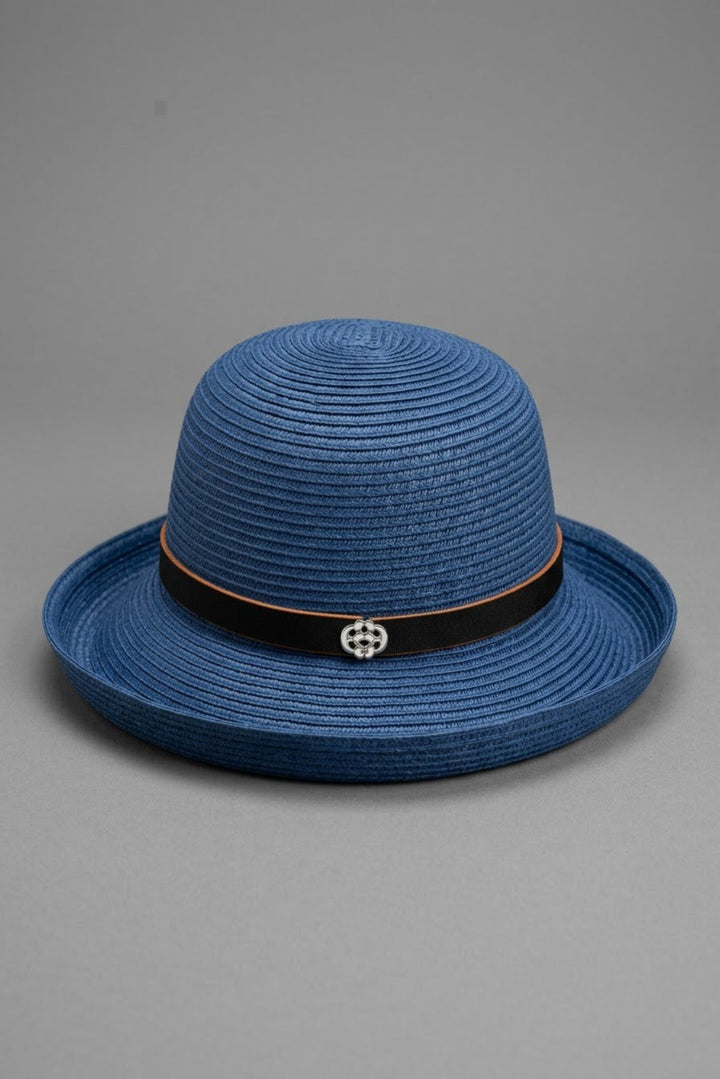 Tracy Wide Brim כובע רחב שוליים כחול בעל רצועת עור חומה ולוגו כסוף משכית