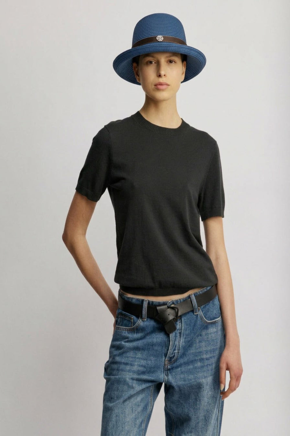 Tracy Wide Brim כובע רחב שוליים כחול בעל רצועת עור חומה ולוגו כסוף משכית