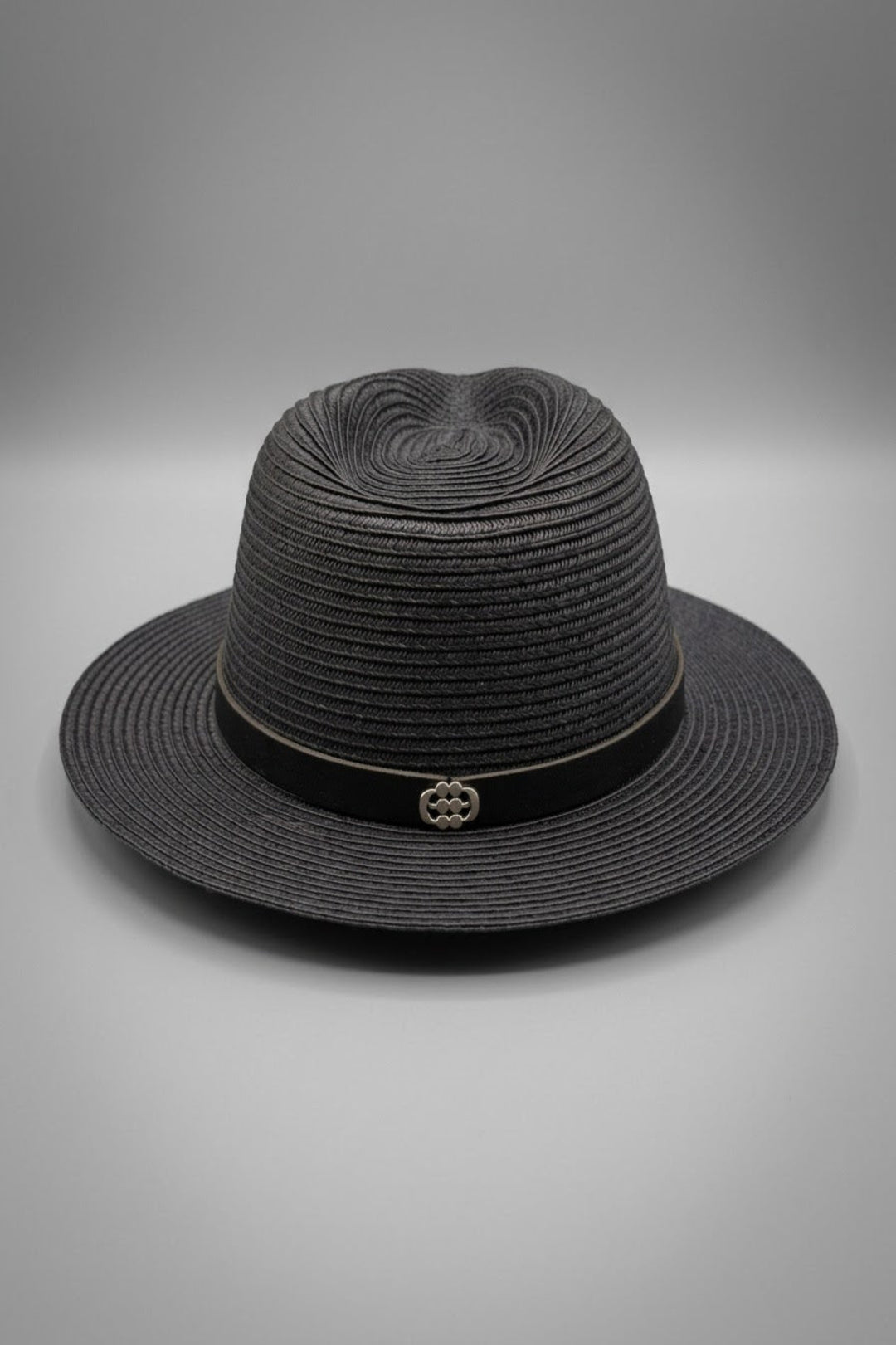 Louis Fedora Hat כובע ארוג שחור עם רצועת עור ולוגו כסוף בקדים משכית