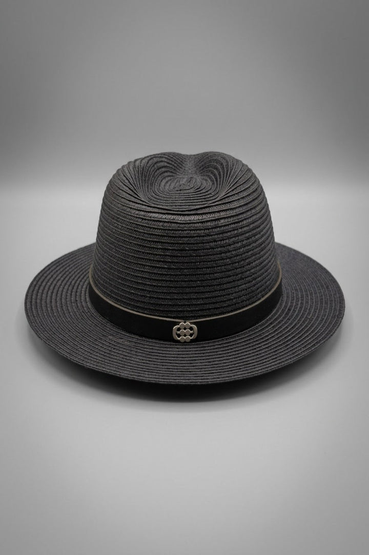 Louis Fedora Hat כובע ארוג שחור עם רצועת עור ולוגו כסוף בקדים משכית