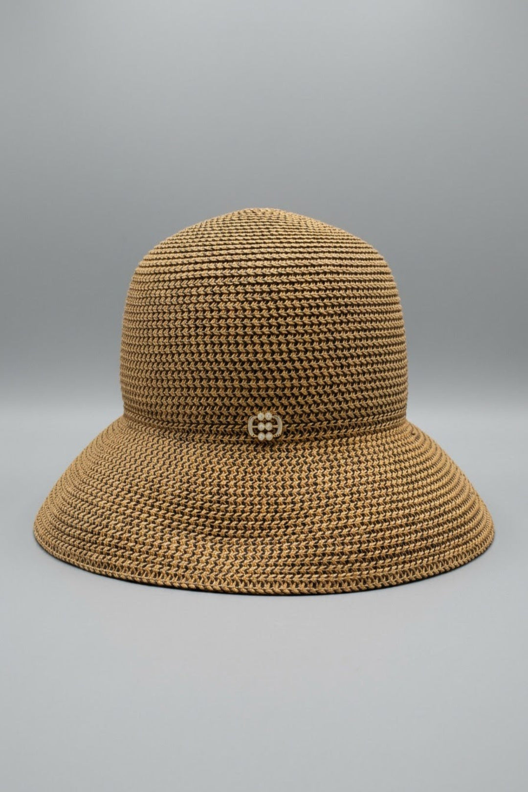 Dorothy Wide Brim כובע רחב שוליים בז' טבעי בעל לוגו מוזהב בחזית משכית