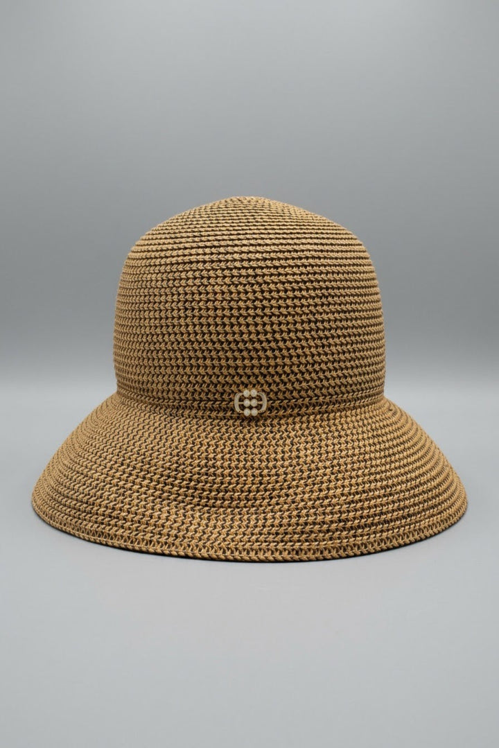 Dorothy Wide Brim כובע רחב שוליים בז' טבעי בעל לוגו מוזהב בחזית משכית