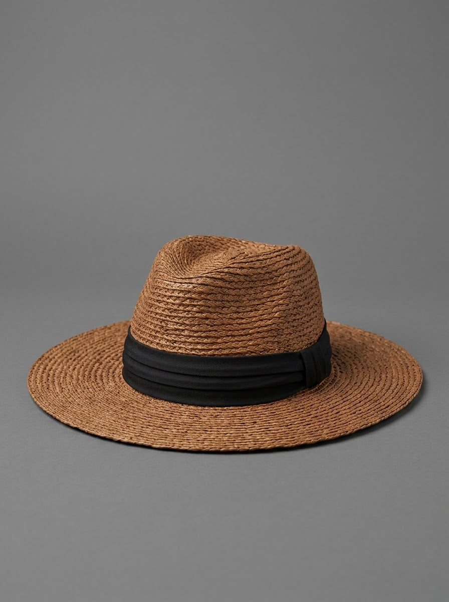 Harold Fedora Hat כובע פדורה חום עם רצועת בד עבה שחורה ולוגו מוזהב משכית