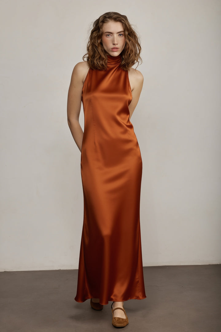 Monica שמלת ערב כתומה בגזרה קלאסית ואורך מידי בעלת צווארון עדין שנקשר בגב משכית