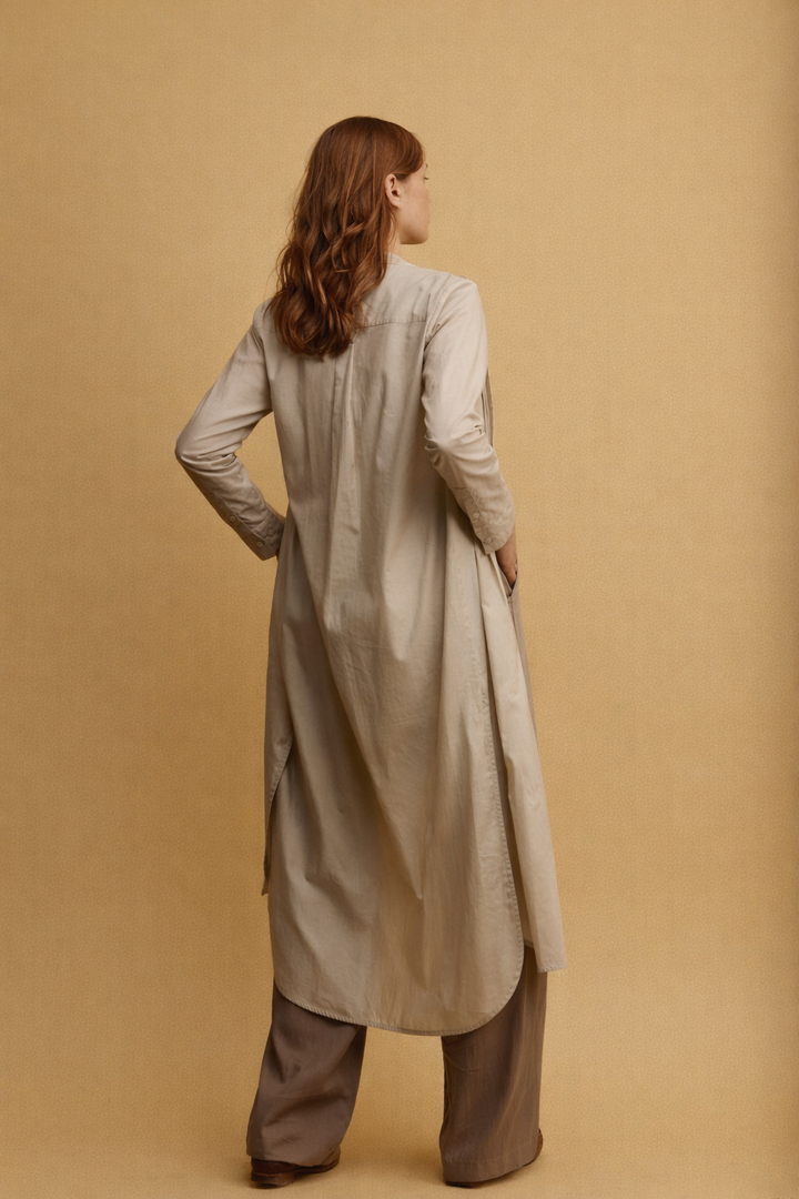 Fanny טוניקה מכופתרת בז' מבד קליל ונעים משכית