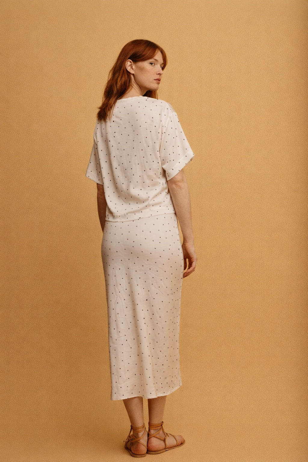 Eden חצאית מידי לבנה מנוקדת בגזרה ישרה מבד סאטן מייקרופייבר איכותי משכית