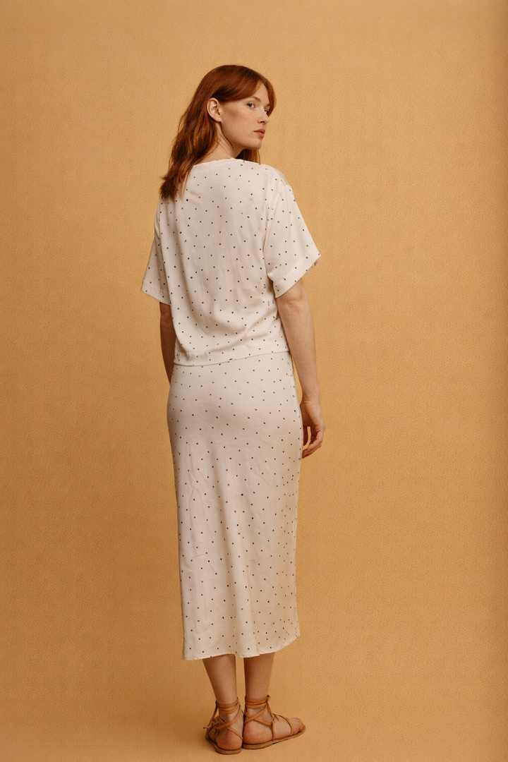 Eden חצאית מידי לבנה מנוקדת בגזרה ישרה מבד סאטן מייקרופייבר איכותי משכית