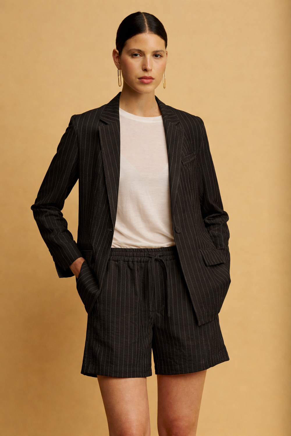 Nemo מכנס קצר שחור בגזרת שורטס קלאסי מבד נעים וקליל בעל דוגמאת פסים עדינה משכית