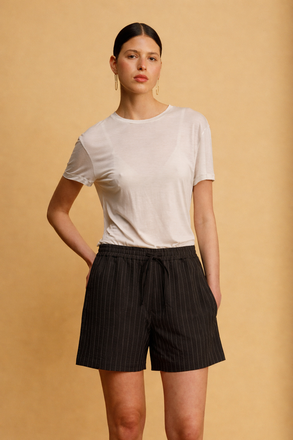 Nemo מכנס קצר שחור בגזרת שורטס קלאסי מבד נעים וקליל בעל דוגמאת פסים עדינה משכית