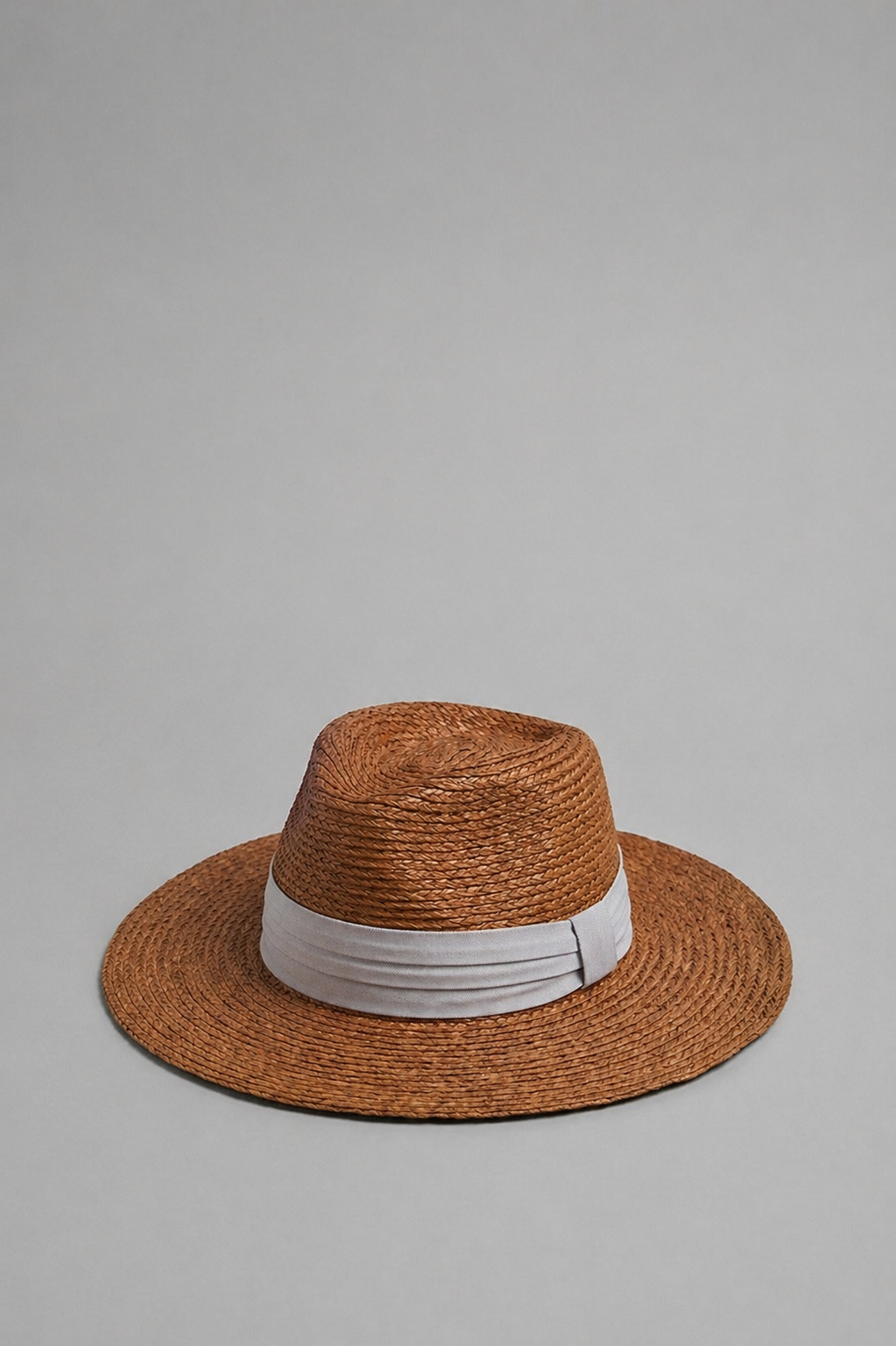 Harold Fedora Hat כובע פדורה חום עם רצועת בד עבה אפורה ולוגו מוזהב משכית