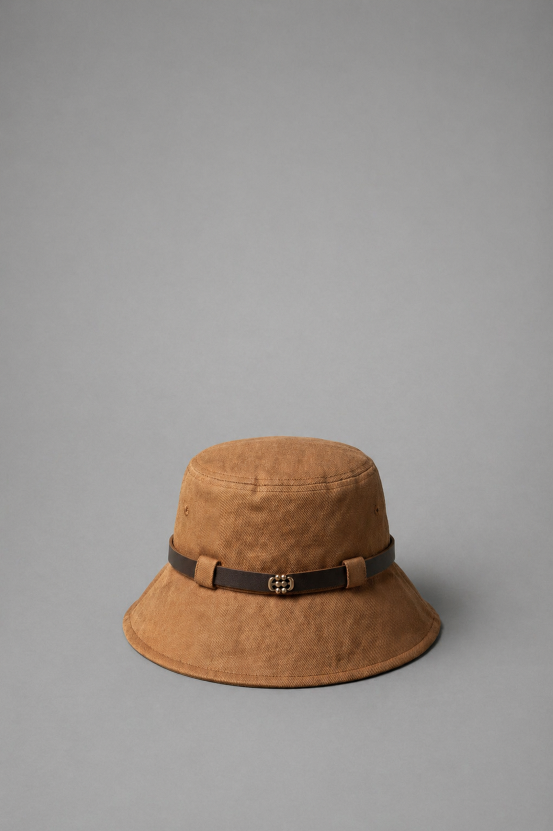 Drew  כובע טמבל חמרה בעל רצועת עור עדינה ולוגו מוזהב בחזית משכית