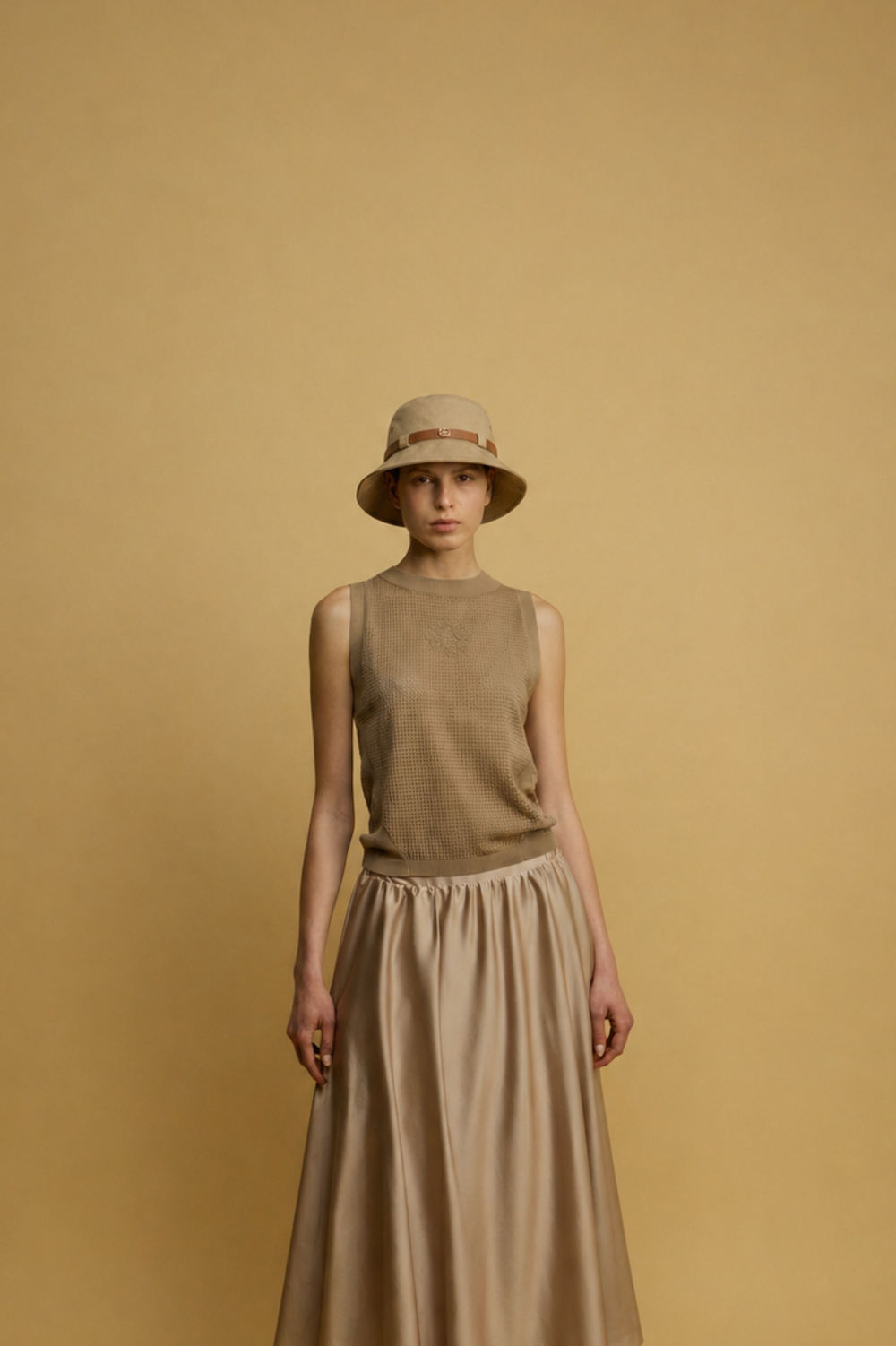 Drew כובע טמבל קרם בעל רצועת עור עדינה ולוגו מוזהב בחזית משכית