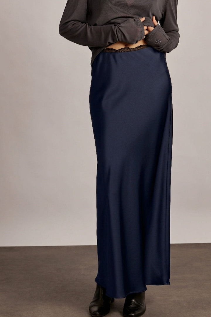 Eden חצאית מקסי כחולה מבד סאטן מייקרופייבר איכותי ורצועת תחרה עדינה במותן משכית