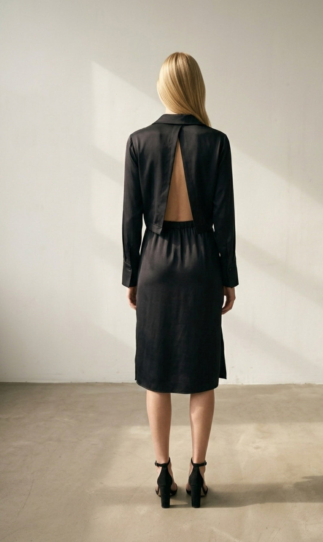 Sophia שמלה שחורה מסאטן מייקרופייבר איכותי בעלת מפתח ווי עמוק וגב פתוח משכית