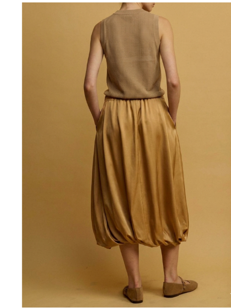 Alexis חצאית מידי זהב עם כיסים צדדייים ונפח המעניק תנועה מסאטן מייקרופייבר איכותי משכית