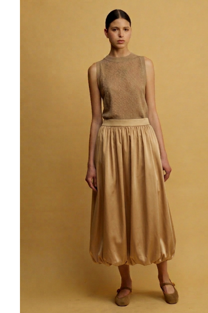 Alexis חצאית מידי זהב עם כיסים צדדייים ונפח המעניק תנועה מסאטן מייקרופייבר איכותי משכית