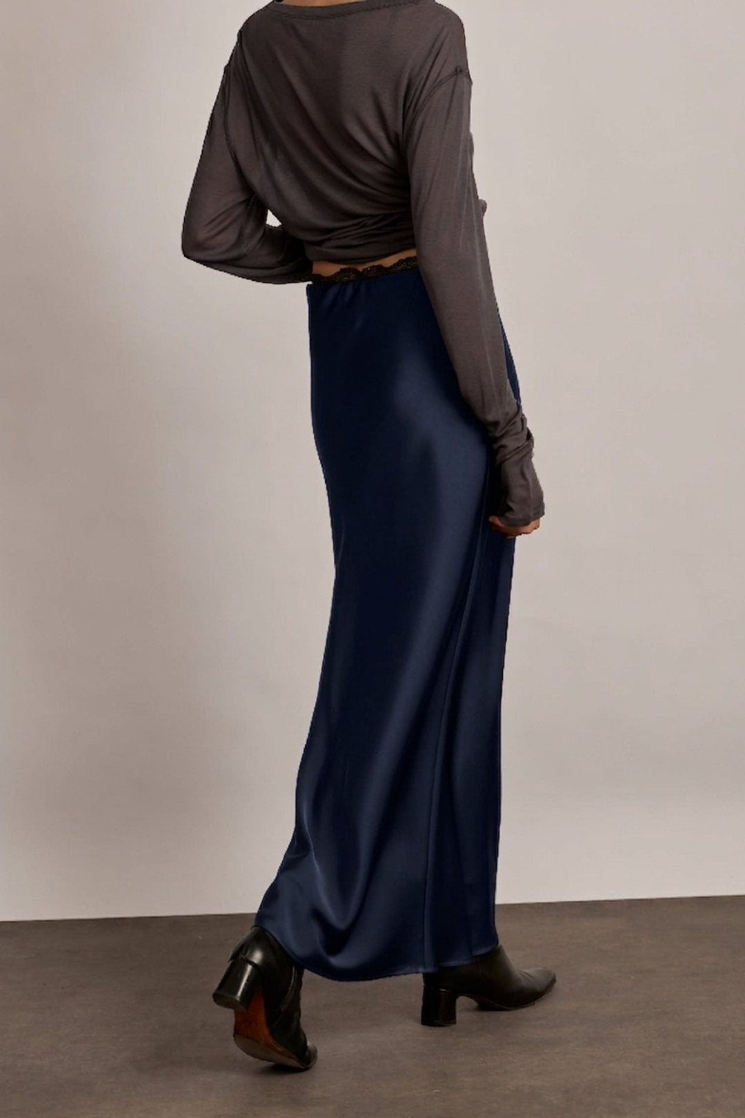 Eden חצאית מקסי כחולה מבד סאטן מייקרופייבר איכותי ורצועת תחרה עדינה במותן משכית