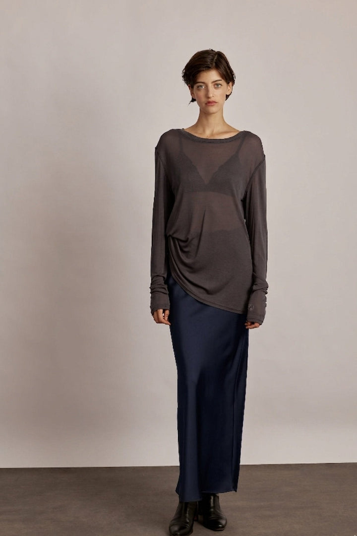 Eden חצאית מקסי כחולה מבד סאטן מייקרופייבר איכותי ורצועת תחרה עדינה במותן משכית