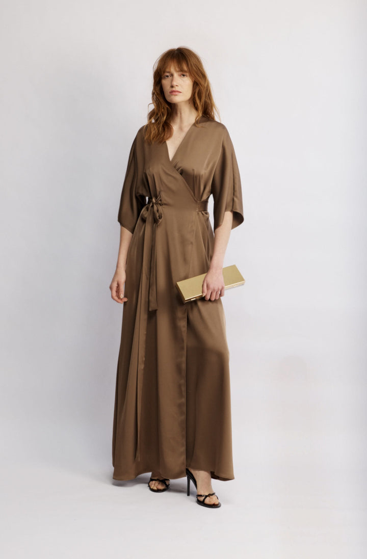 Juno שמלת מעטפת מקסי חומה עם קשירה שמדגישה מותן משכית