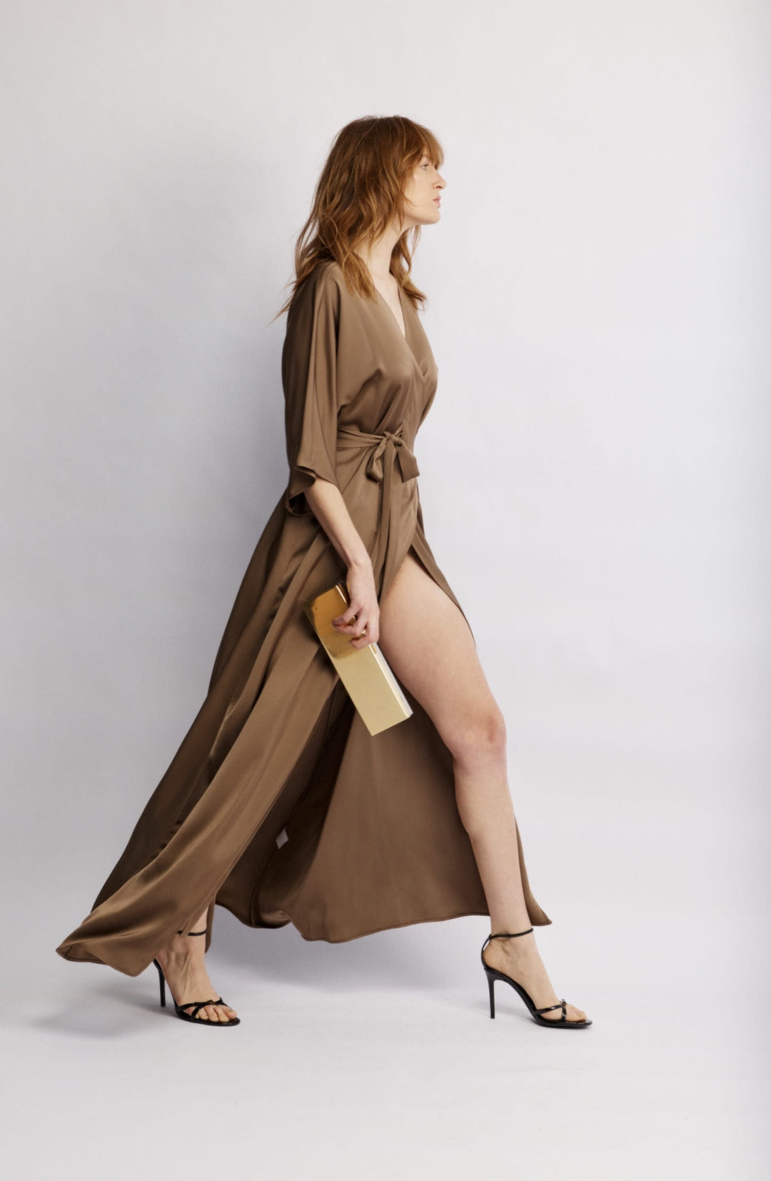 Juno שמלת מעטפת מקסי חומה עם קשירה שמדגישה מותן משכית