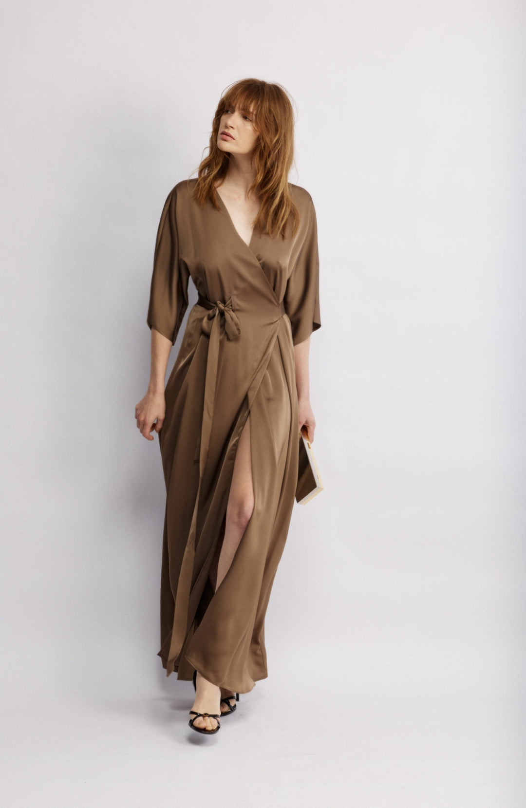 Juno שמלת מעטפת מקסי חומה עם קשירה שמדגישה מותן משכית
