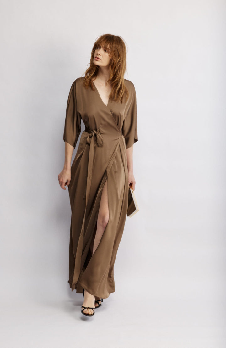 Juno שמלת מעטפת מקסי חומה עם קשירה שמדגישה מותן משכית