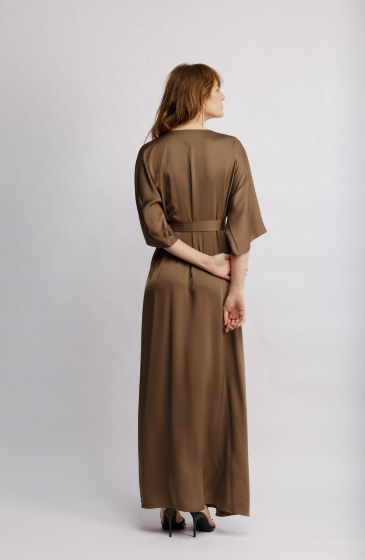 Juno שמלת מעטפת מקסי חומה עם קשירה שמדגישה מותן משכית