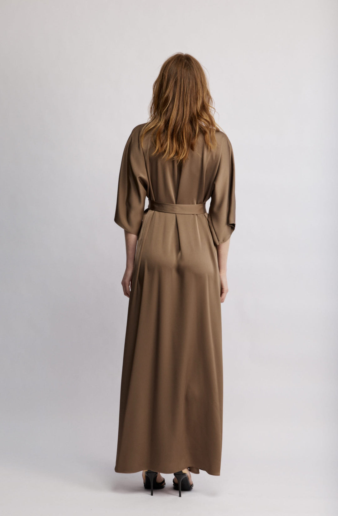 Juno שמלת מעטפת מקסי חומה עם קשירה שמדגישה מותן משכית