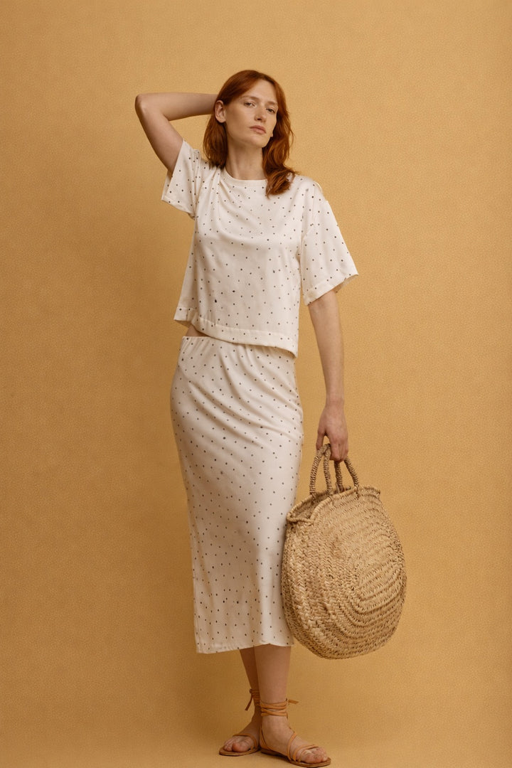 Eden חצאית מידי לבנה מנוקדת בגזרה ישרה מבד סאטן מייקרופייבר איכותי משכית