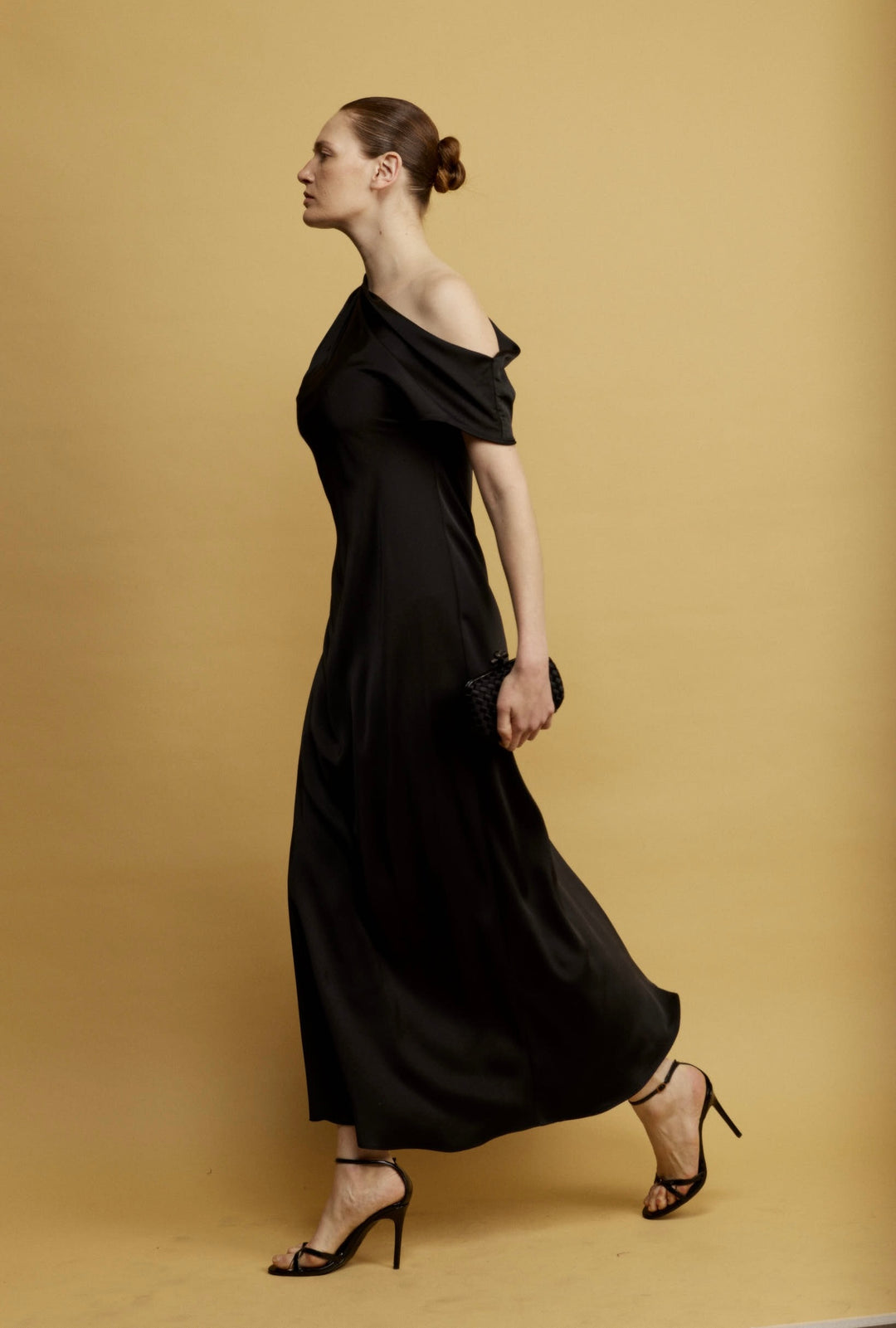 Stella שמלת ערב מקסי שחורה עם מפתח א-סימטרי מבד סאטן מייקרופייבר איכותי משכית