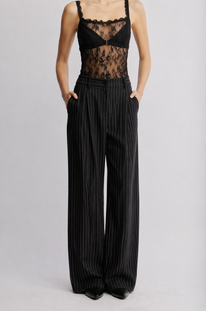 Mark מכנס מחוייט שחור בגזרה ישרה ומותן גבוהה בעלת דוגמת פסים עדינה משכית