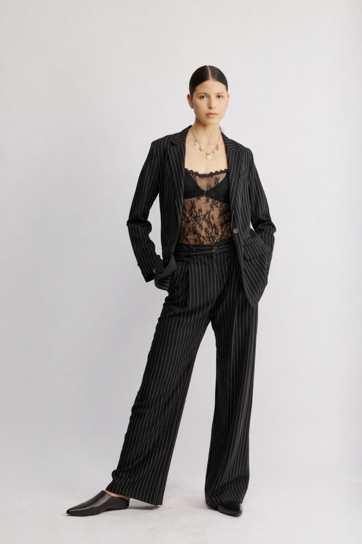 Mark מכנס מחוייט שחור בגזרה ישרה ומותן גבוהה בעלת דוגמת פסים עדינה משכית