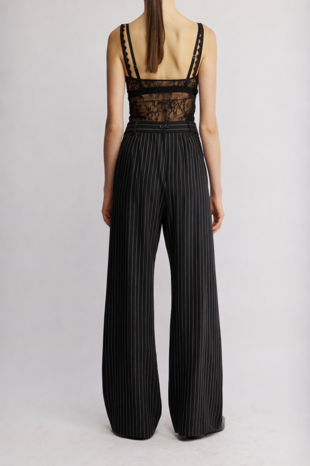 Mark מכנס מחוייט שחור בגזרה ישרה ומותן גבוהה בעלת דוגמת פסים עדינה משכית