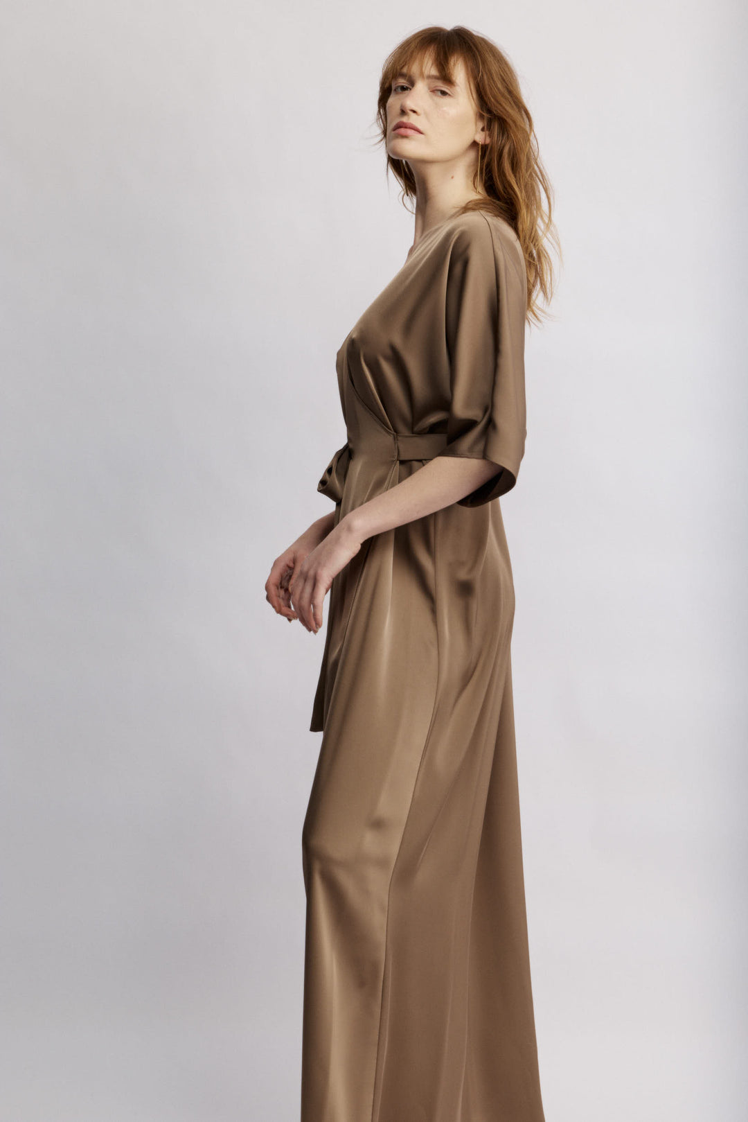 Juno שמלת מעטפת מקסי חומה עם קשירה שמדגישה מותן משכית