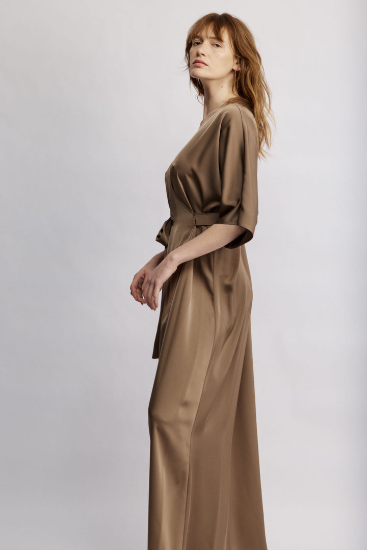 Juno שמלת מעטפת מקסי חומה עם קשירה שמדגישה מותן משכית