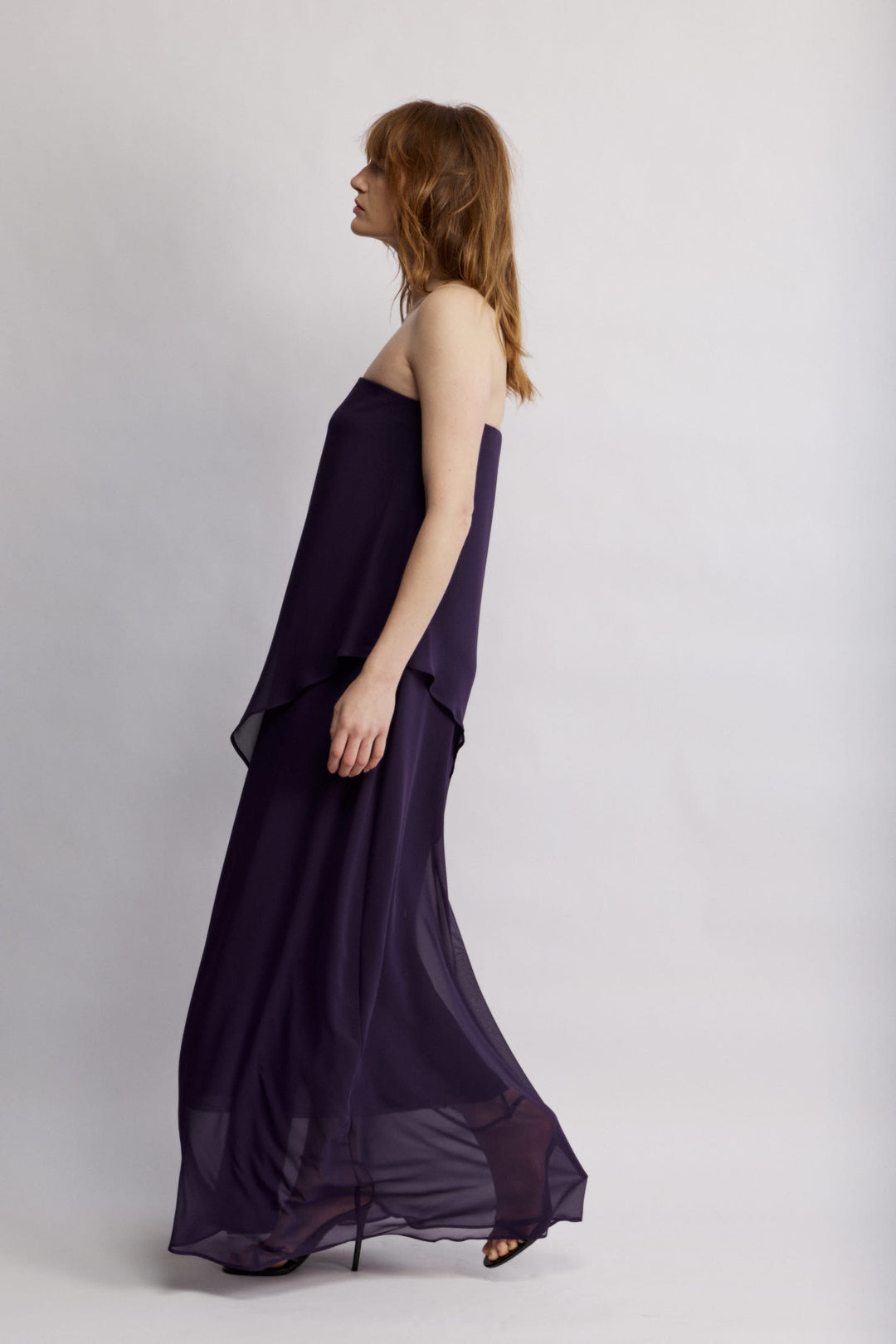 Joy שמלת סטרפלס מקסי סגולה מבד דמוי שיפון ושכבה אי סמטרית משכית