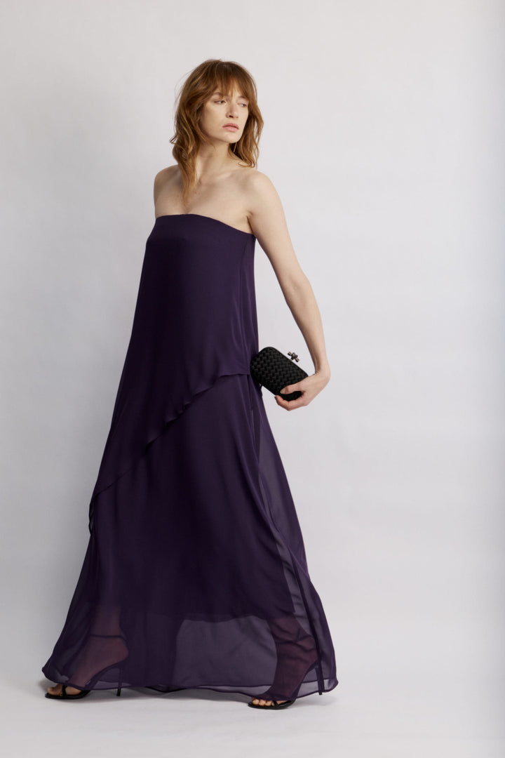 Joy שמלת סטרפלס מקסי סגולה מבד דמוי שיפון ושכבה אי סמטרית משכית