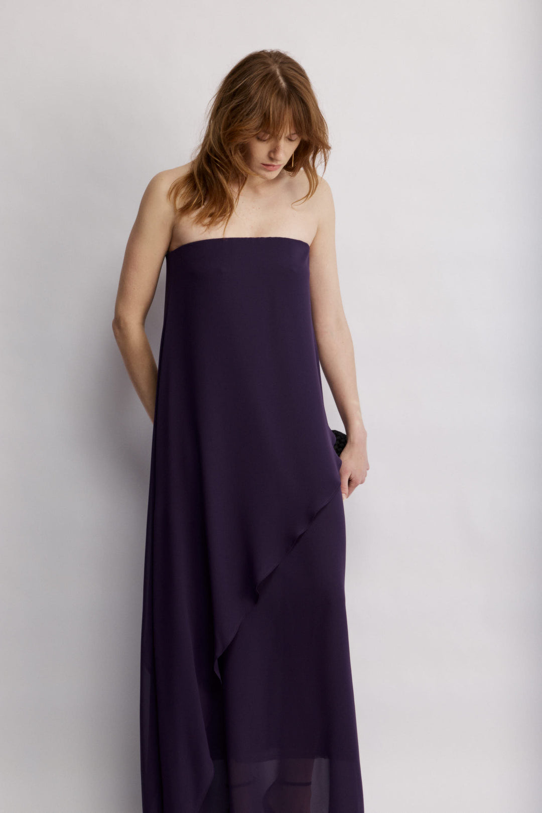 Joy שמלת סטרפלס מקסי סגולה מבד דמוי שיפון ושכבה אי סמטרית משכית