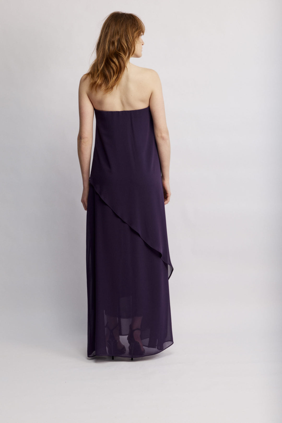 Joy שמלת סטרפלס מקסי סגולה מבד דמוי שיפון ושכבה אי סמטרית משכית