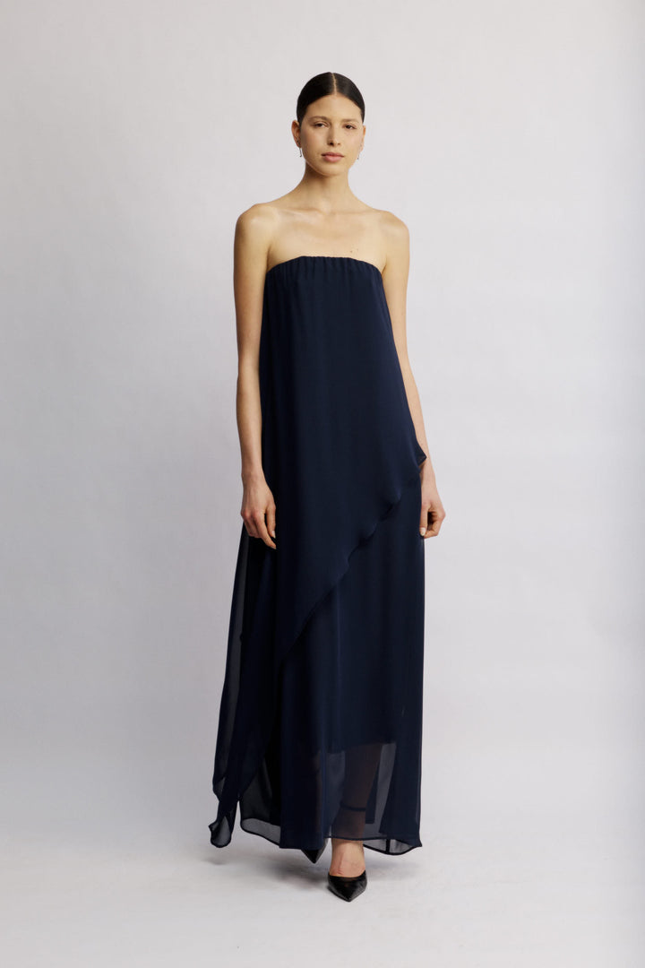 Joy שמלת סטרפלס מקסי כחולה מבד דמוי שיפון ושכבה אי סמטרית משכית