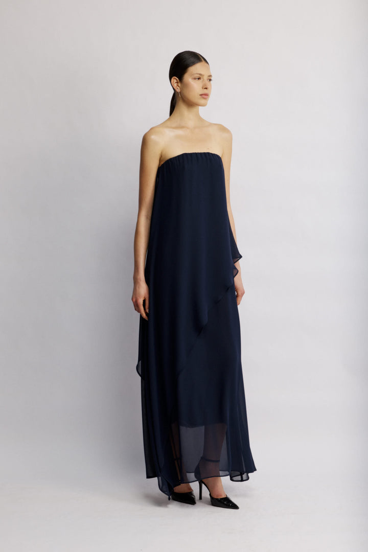 Joy שמלת סטרפלס מקסי כחולה מבד דמוי שיפון ושכבה אי סמטרית משכית