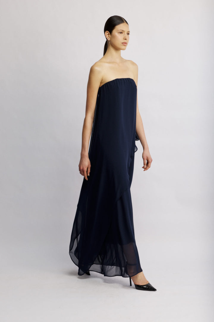 Joy שמלת סטרפלס מקסי כחולה מבד דמוי שיפון ושכבה אי סמטרית משכית